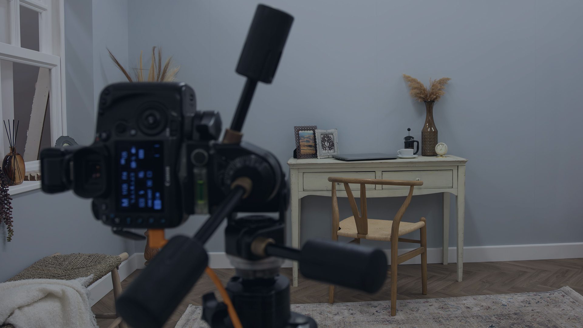 Room Set Header dark