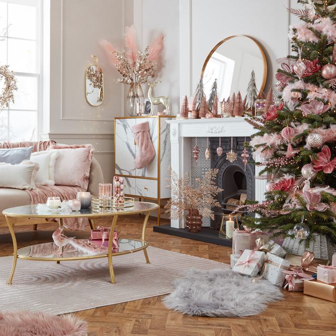 WINTER SERENTITY XMAS LIVING ROOM MAIN 2023 02 24 090317 ubue